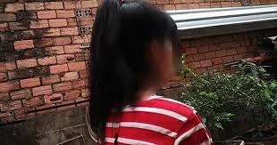 Bé gái bán vé số báo bị cướp tiền, cưỡng bức