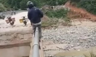 Quảng Nam: Người dân liều mình bám lan can đi qua cầu 