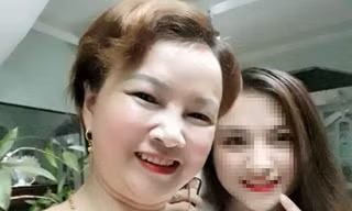 Bà Trần Thị Hiền chụp ảnh cùng con gái Cao Mỹ Duyên. Ảnh: FBNV