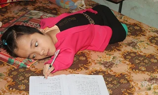 Nghị lực của cô bé 17 tuổi phải nằm học chữ