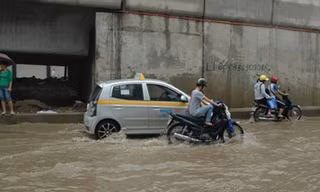 Cách đi xe máy an toàn trời mưa bão