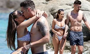 Sao truyền hình Anh nóng bỏng, tình tứ với bạn trai ở biển