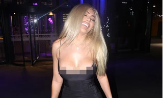Khoe trọn vòng 1 'khủng' với váy trễ đến eo, Chloe Ferry gây sốc và bị 'ném đá'