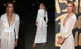 'Thiên thần nội y' Stella Maxwell lộ nguyên vòng 1 khiến khách mời 'đỏ mặt'