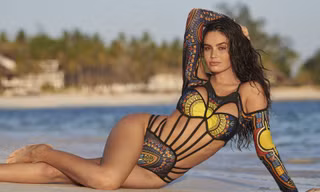 Chân dài Brazil hút hồn phái mạnh với áo tắm
