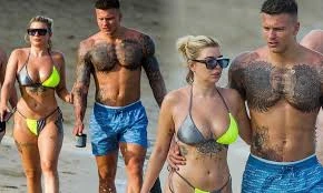 Olivia Buckland nóng bỏng bên chồng ở biển