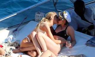 Sao ‘Chạng vạng’ Kristen Stewart hôn đắm đuối nàng mẫu đồng giới Stella Maxwell