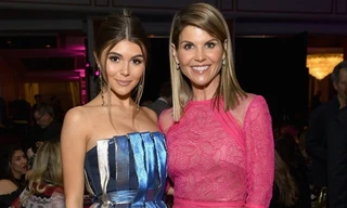 Con gái sao Hollywood bị ném đá khi mẹ dính nghi án chạy trường cho mình.