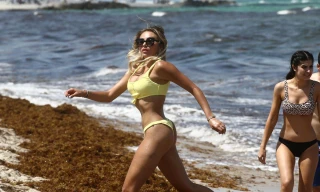 Trong bộ bikini 2 mảnh màu vàng, nàng Playboy người Canada phô thể hình nóng "bỏng mắt", khiến cánh mày râu "chao đảo" 