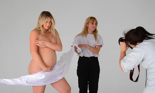 Siêu mẫu ngoại cỡ Iskra Lawrence bế bụng bầu chụp ảnh nude táo bạo