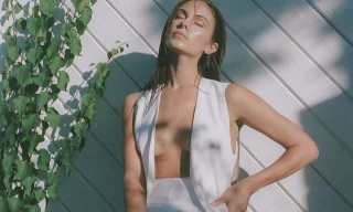 Carmella Rose ngực trần hờ hững mê hoặc người nhìn