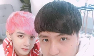 Ông bầu Tuệ Tăng và ca sĩ trẻ. Ảnh: NVCC.