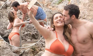 Mỹ nhân được cho là 'kỳ quan thứ 8' khoe dáng nảy nở, tình tứ bạn trai trên biển