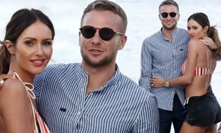 Nàng WAGs nóng bỏng nhất Watford gợi cảm tình tứ bên chồng Tom Cleverley 