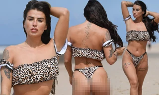 Jenny Thompson khoe thể hình nảy nở trên bãi biển