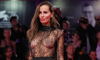 Mặc xuyên thấu hở trọn ngực trên thảm đỏ LHP Venice, sao nữ bị 'ném đá' dữ dội