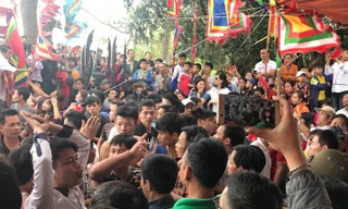 VIDEO: Dân quá khích hỗn loạn vì không được cướp phết Hiền Quan