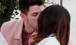 Hoa hậu Priyanka Chopra đắm đuối ôm hôn chồng kém 10 tuổi trên phố