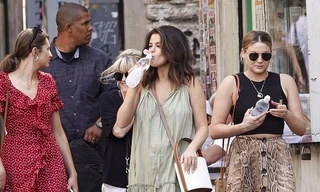 Selena Gomez mặc dù street style có phần hơi luộm thuộm nhưng nữ ca sĩ sinh năm 1992 vẫn tỏ ra rất tự tin, thoải mái trên đường.