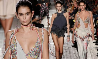Con gái Cindy Crawford mặc nội y khoe ngực đầy, eo thon hút mắt trên sàn catwalk