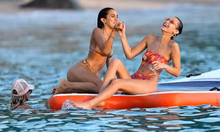 Bella Hadid khoe dáng siêu mẫu, đẹp như tranh vẽ trên biển