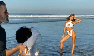 Hậu trường chụp hình cực 'nóng' của Rookie Brooks cho tạp chí áo tắm danh tiếng