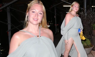 Siêu mẫu ngoại cỡ Iskra Lawrence 'lả lướt' với váy xẻ bạo