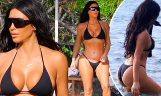 Kim Kardashian mặc bikini 2 mảnh bé xíu, khoe 3 vòng 'bỏng rẫy'