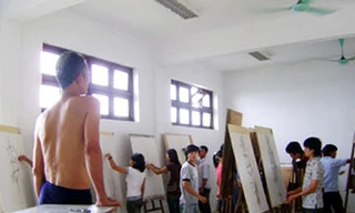 Người mẫu nam bán nude