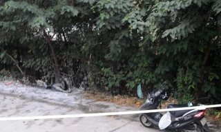 Xác chết nằm ngay cạnh chiếc xe Attila được dựng ngay ngắn. Ảnh: Tuấn Nguyễn