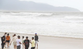 Sóng to gió lớn, nhiều người ở Đà Nẵng vẫn ra biển 'check in' sau bão 