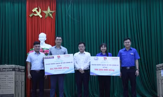 'Áo xanh' mang nước sạch về cho bà con vùng ngập lụt Đà Nẵng