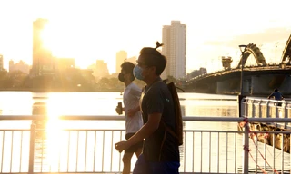 Người Đà Nẵng bịt khẩu trang, đội mũ chống giọt bắn tập thể dục