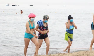 Sáng 9/6, sau khi lệnh cấm tắm được gỡ bỏ, dù trời mưa nhỏ, rất đông người dân Đà Nẵng đã đổ về các bãi biển để tập thể dục, đi bộ, tắm biển...