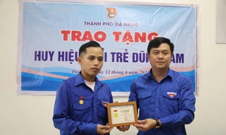 Trao huy hiệu Tuổi trẻ dũng cảm cho thanh niên cứu học sinh đuối nước khi tắm biển