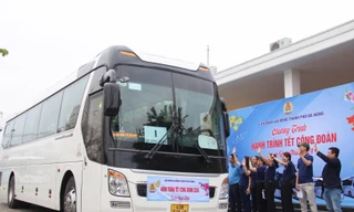 Công nhân Đà Nẵng háo hức về Tết trên chuyến xe Công đoàn