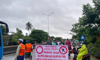 Ngập lụt diện rộng gây ách tắc giao thông, hoạt động xe khách tại Huế tê liệt hoàn toàn