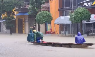 Lật thuyền chở 8 người giữa nước lũ, mẹ tử vong, con mất tích