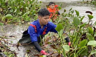 Ngâm mình trong bùn lầy giúp người dân