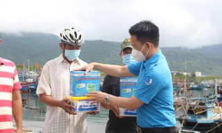 Trao hộp thuốc an sinh cùng ngư dân vươn khơi bám biển