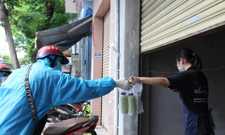 Dù được phép mở cửa phục vụ bán mang về nhưng nhiều nhà hàng, quán ăn vẫn không mặn mà với việc kinh doanh trở lại. Ảnh: Giang Thanh