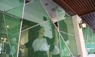 Hàng quán đóng cửa trước 12h trưa, người dân hối hả chằng chống nhà cửa