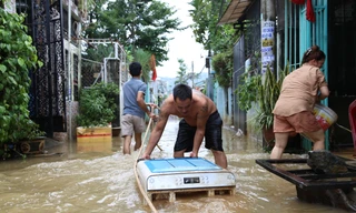 Ngớt rồi lại mưa xối xả, 'rốn lũ' ở Đà Nẵng vẫn ngập khắp ngả