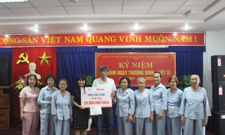 Báo Tiền Phong thăm, tặng quà người có công cách mạng tại Đà Nẵng