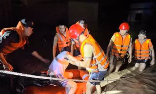 Nước lụt lên nhanh, dân Đà Nẵng kêu cứu, lực lượng cứu hộ xuyên đêm giúp dân