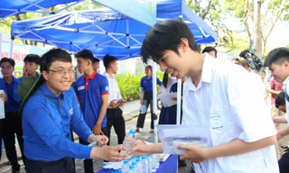Nụ cười từ 'áo xanh' đất võ, Đà Nẵng tiếp sức thi tốt nghiệp THPT Quốc gia 2025