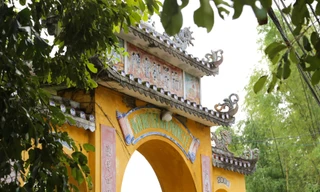 Vẻ đẹp cổ kính của ngôi làng trăm tuổi giữa lòng đô thị hiện đại