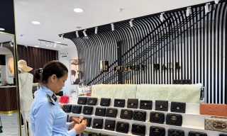 Trá hình 'dẫn tour' để bán hàng giả cho du khách ở Đà Nẵng