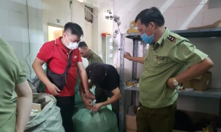 Khi kiểm tra đột xuất 2 cửa hàng kinh doanh mỹ phẩm và một công ty vận chuyển hàng hóa trên địa bàn, Cục Quản lý thị trường TP Đà Nẵng phát hiện 4.446 sản phẩm nghi giả mạo các nhãn hiệu nổi tiếng như Nike, Adidas, Chanel…