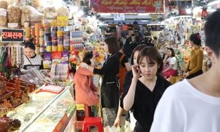 Du khách chen chân ở chợ du lịch lớn nhất Đà Nẵng dịp Tết Dương lịch